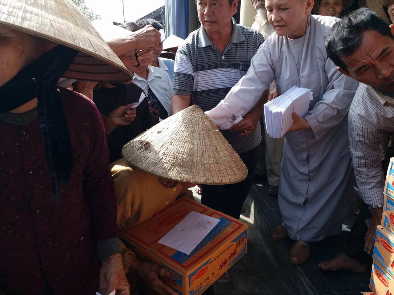 Bình Minh Group tặng quà Tết đến người già neo đơn tại làng Quy Lai, Phú Thanh, Thừa Thiên Huế (Jan 21,  2018)