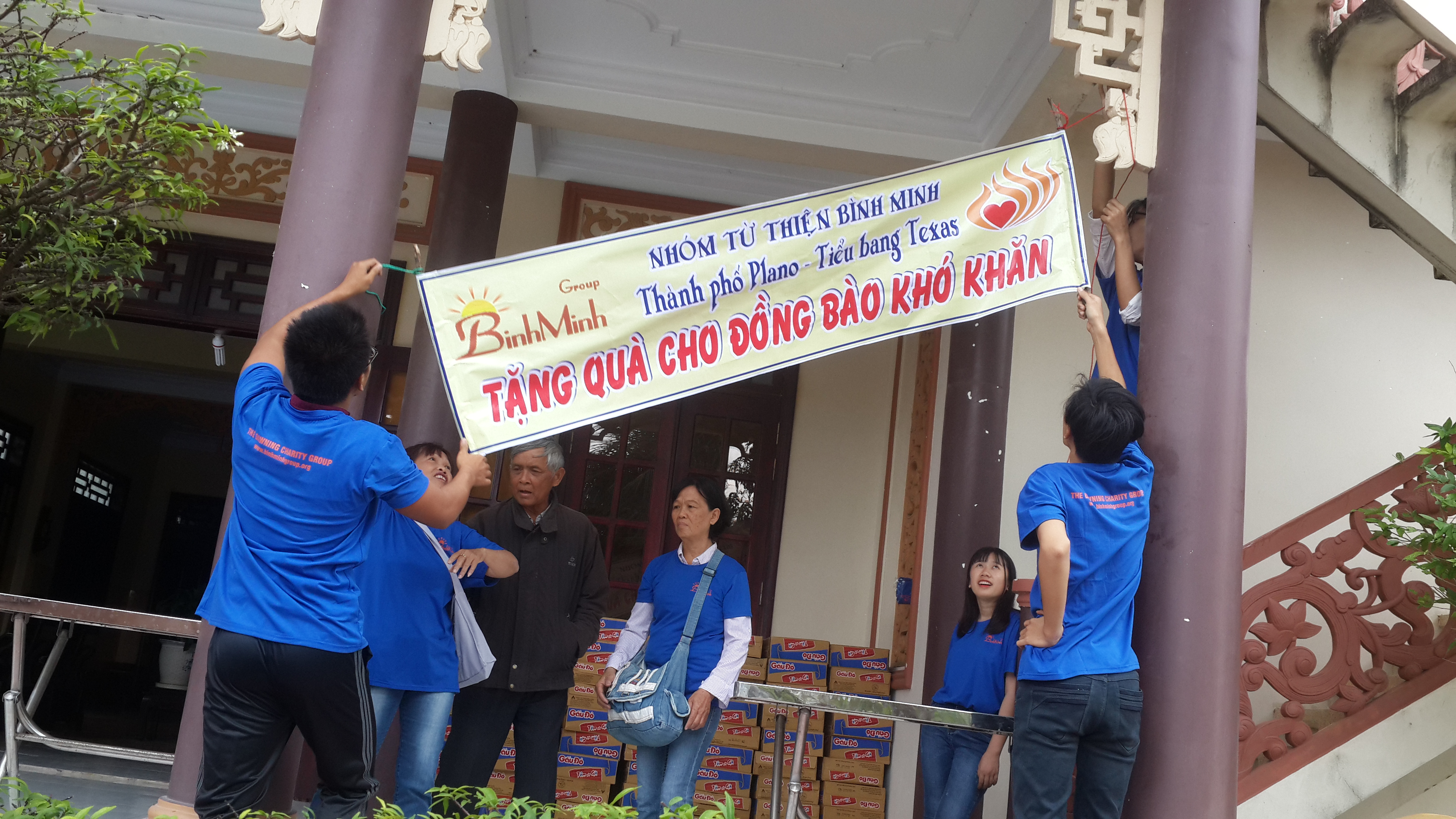 Binh Minh Group presents Tết gifts to disadvantaged households in Van Luong, Van Ninh, Khanh Hoa (Jan 14,  2018)