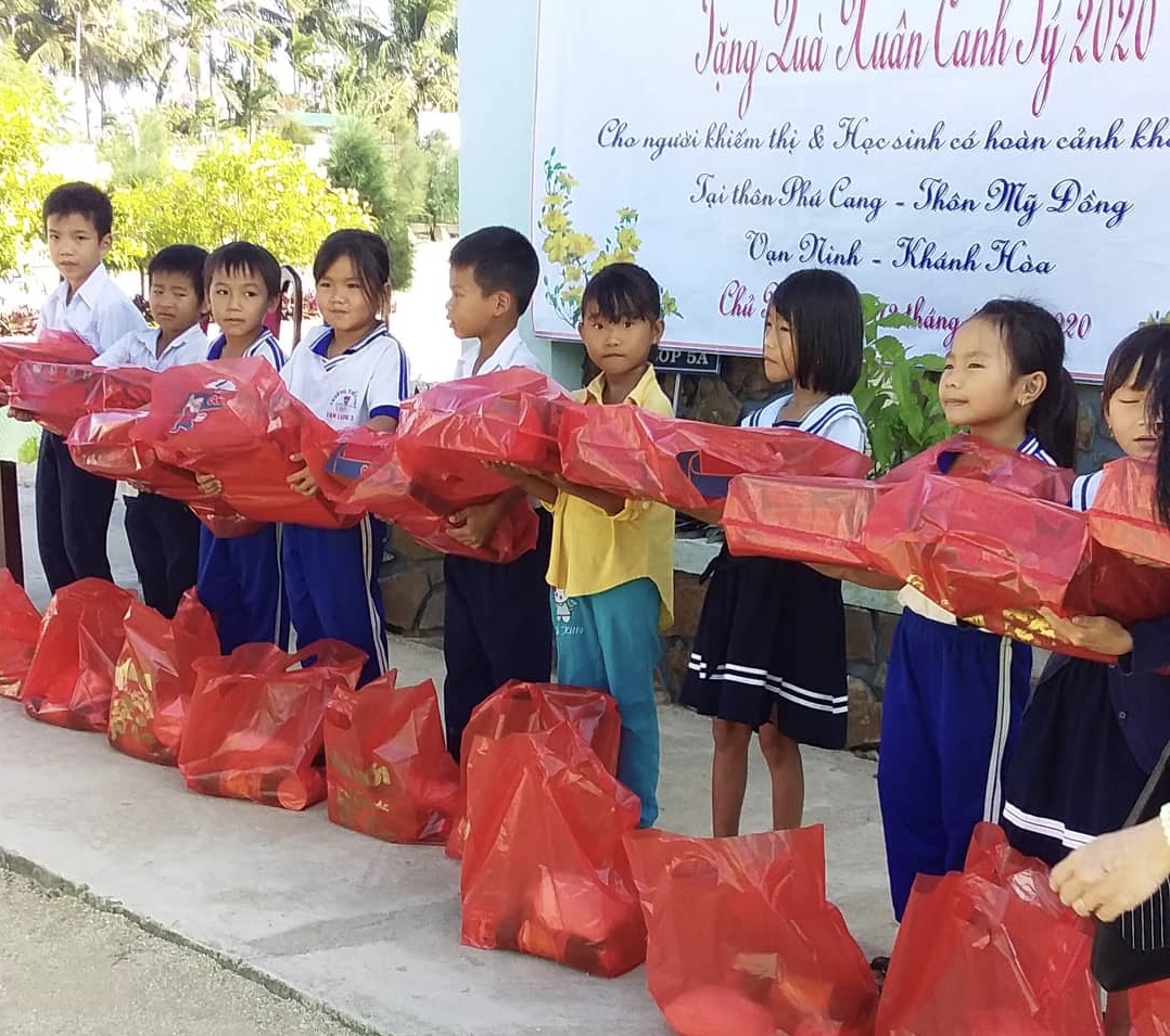 Binh Minh Group tặng quà Tết Canh Tý cho các em học sinh có hoàn cảnh khó khăn. (Sat, Jan 11, 2020)